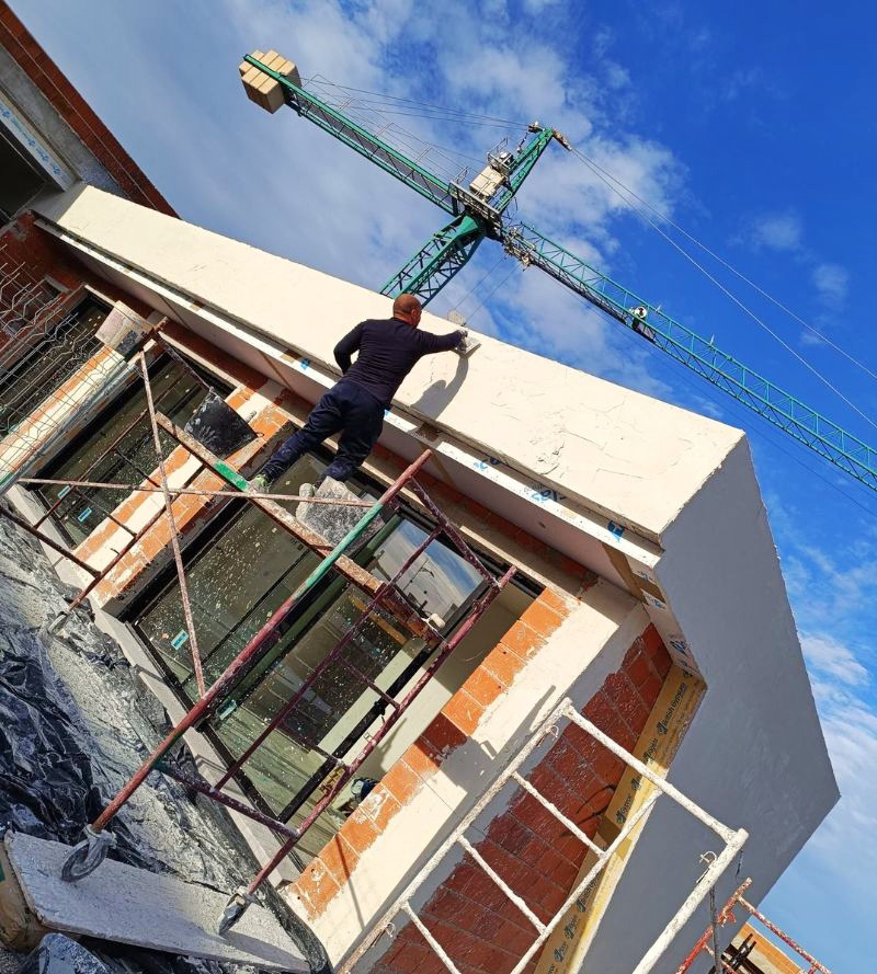 albañil trabajando en obra