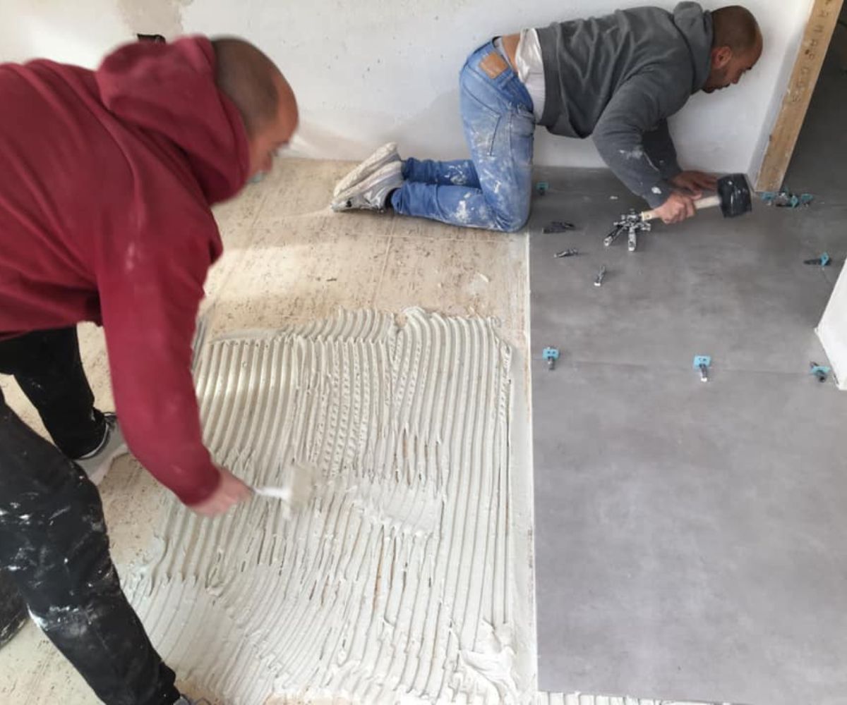 albañiles poniendo suelo